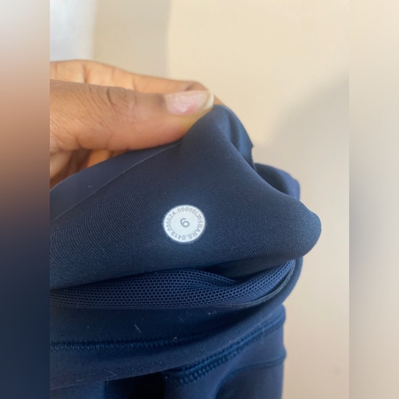 Lululemon In Movement Crop 23 “ in True Navy Color Size 6 - Picture 4 of 11